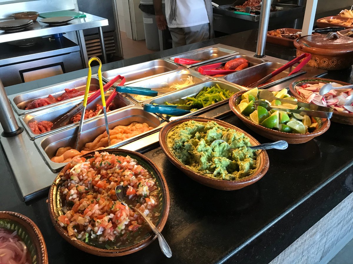 Buffet con guacamole y salsas